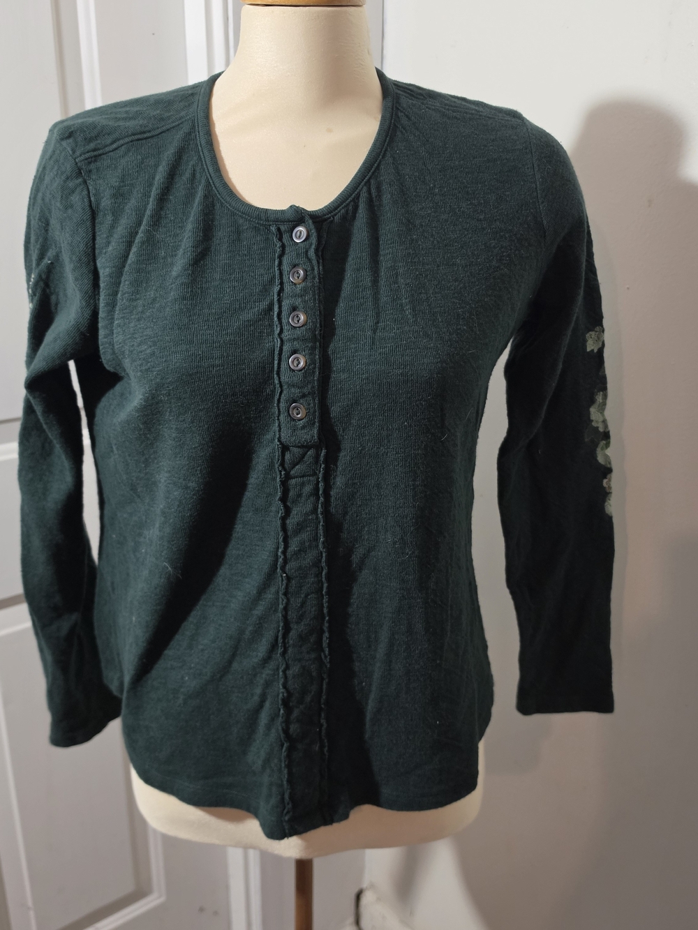 Aventura Henley Organic Cotton w/ Embroidered Sleeves